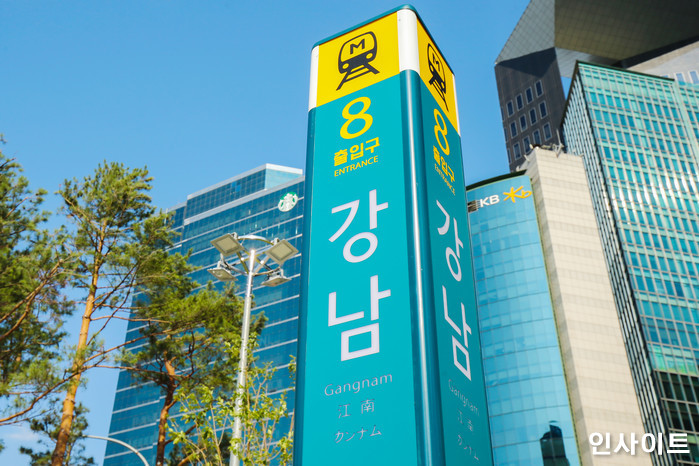 ‘강남역 칼부림’ 예고한 뒤 사과 손팻말 들었다고 집유 받은 30대 남성