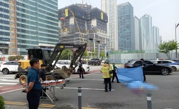 인천 송도 횡단보도 건너던 40대 여성, 굴삭기에 치여 사망