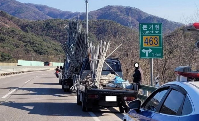 경찰차가 도로 달리다 너무 놀라 급히 세운 ‘과적 화물차’ 충격 상태 (사진)