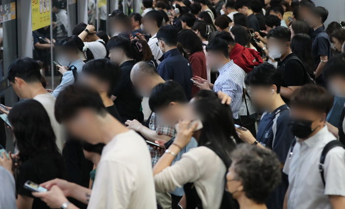 5월부터 출퇴근시간 때 지하철 4호선·7호선 증편...지옥철 막는다