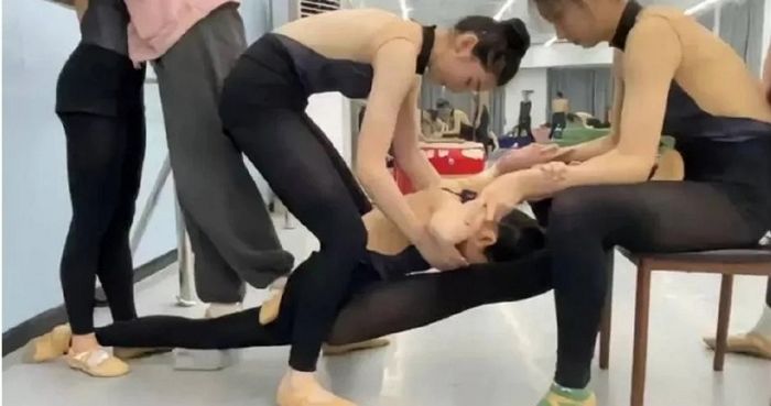 유명 무용학원 강사, 억지로 ‘다리 찢기’ 시키다 19살 소녀 다리 부러트려 (영상)
