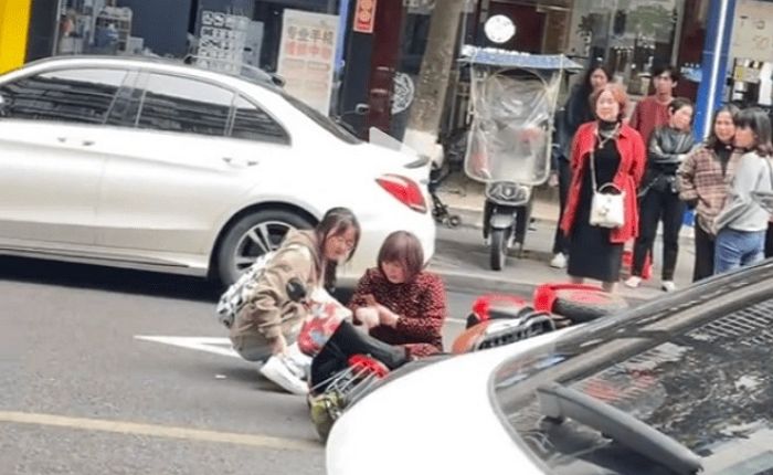 오토바이 타다 넘어진 여성 도와줬는데...가해자로 몰려 보상금 요구받은 고등학생 (영상)