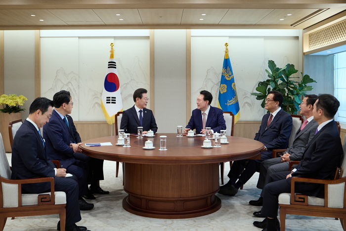 이재명, 윤 대통령 향해 “‘가족분 의혹’ 정리하고 넘어가달라”