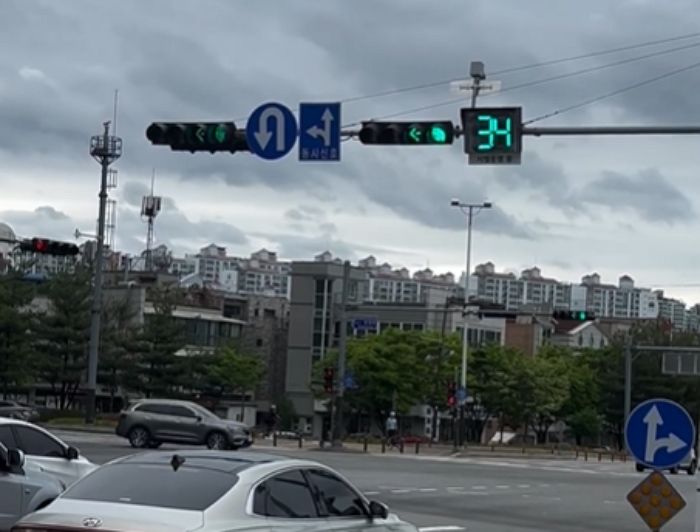 한국서 시범운행 중인 ‘카운트다운’ 신호등...“꼬리물기 사라진다 vs 예측 출발 늘어난다”