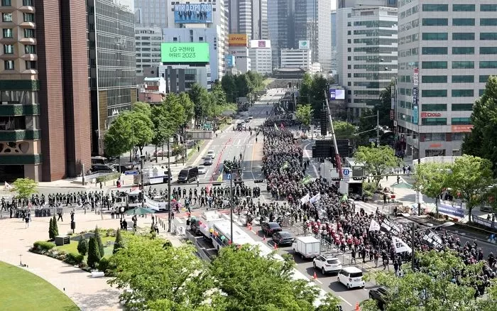 17일 오후 서울 중구 태평로 일대에서 결의대회 중인 민주노총 조합원들 / 뉴스1