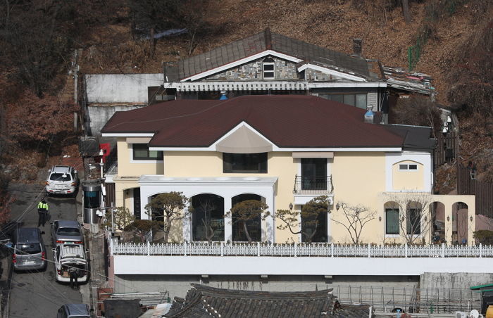 고현정 소속사가 38억에 사들인 박근혜 옛 ‘내곡동 사저’, 2년 만에 다시 매물로 내놨다