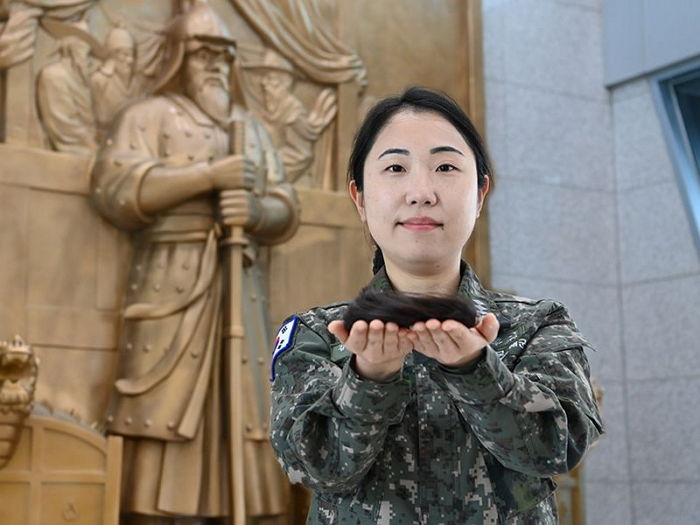 ‘소아암 환자’에 기부하려 정성스레 기른 머리카락 30cm 싹둑 자른 해군 장교