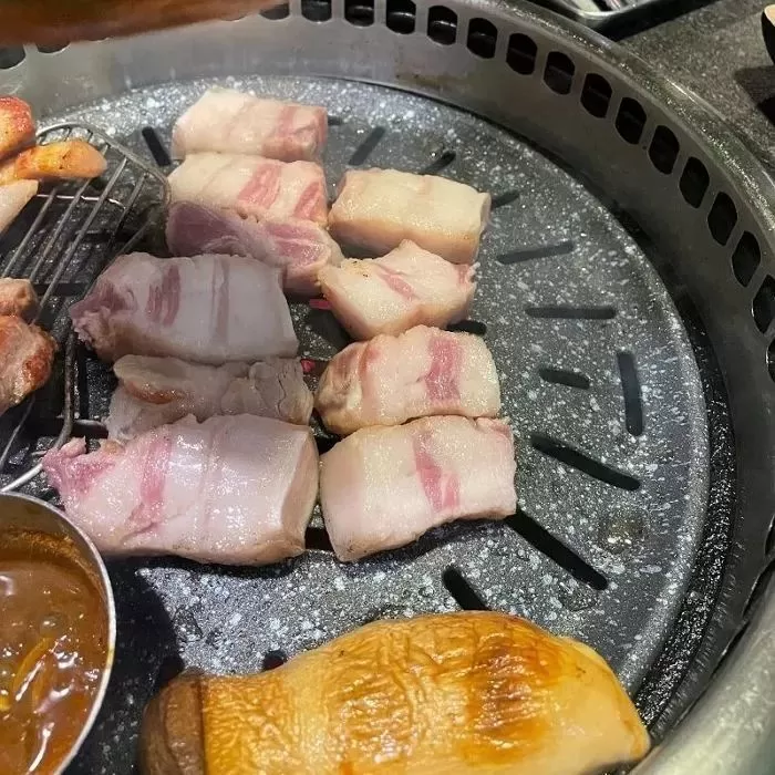 지난달 29일 공개된 제주도의 한 식당에서 손님에게 내놓은 삼겹살 / 보배드림