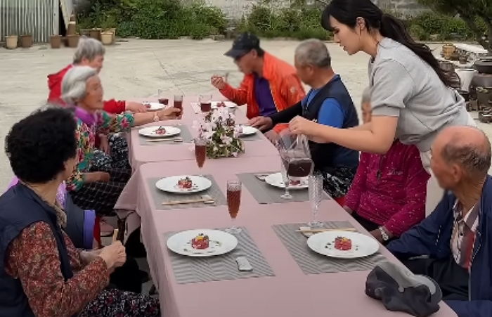 동네 어르신들께 ‘한우 오마카세’ 대접한 유튜버...식사 마친 할머니가 가져온 쌈짓돈 (영상)