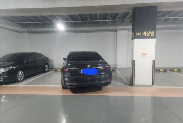 아파트 주차장 두 칸 차지하고 대각선으로 민폐 주차한 BMW 차주