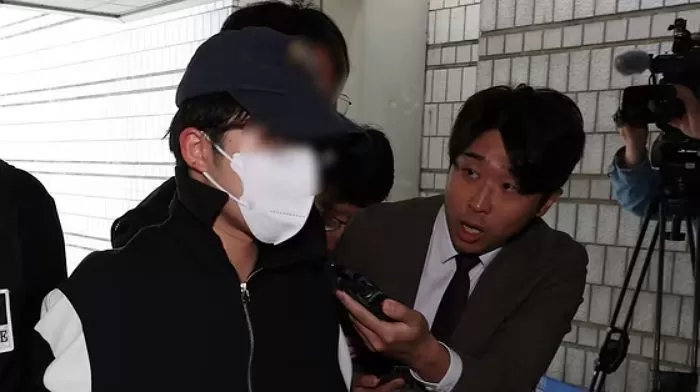 서울 강남역 인근 건물 옥상에서 자신의 여자친구를 살해한 혐의를 받는 20대 남성 A 씨가 8일 오후 서울 서초구 서울중앙지법에서 열린 구속 전 피의자 심문(영장실질심사)에 출석하고 있다 / 뉴스1