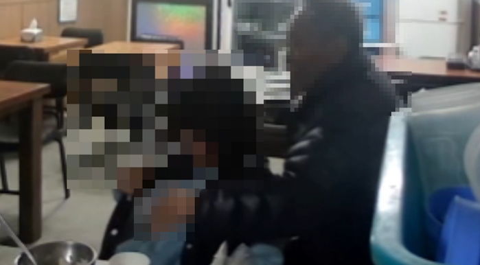 “엄마, 할아버지가 몸 만져 기분 나빴어”...CCTV에 ‘성추행’ 장면 다 담겼다