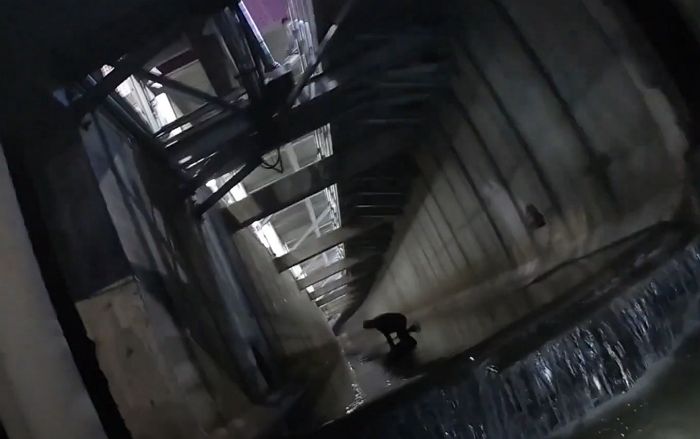 술 취해 배수로 추락한 50대 남성...300m 물길 헤쳐간 경찰이 구했다 (영상)