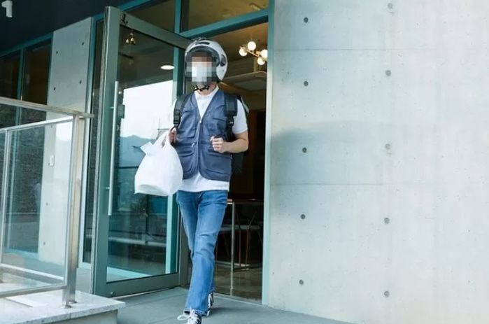 CCTV 있는데도...배달 중 ‘남의 집 택배’ 뜯어 훔쳐가는 배달 라이더