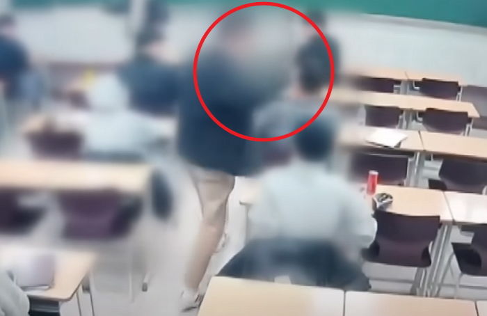 학원 강사가 볼일 보고 있는데 휴지로 장난친 학생...강사는 코피 터지게 구타했다