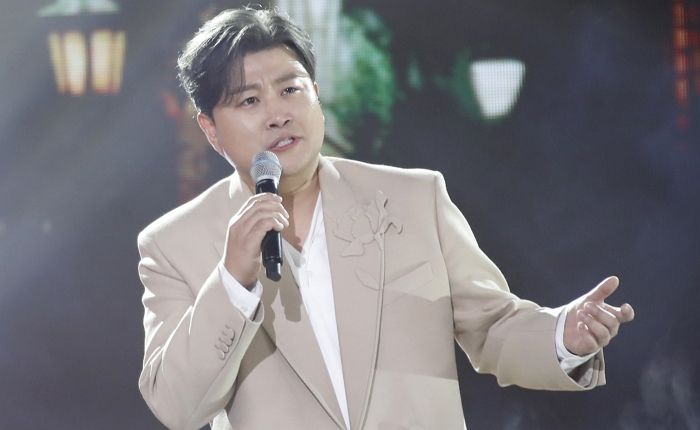‘뺑소니 혐의’로 입건된 김호중, 공연 강행 논란...팬들은 응원 총공