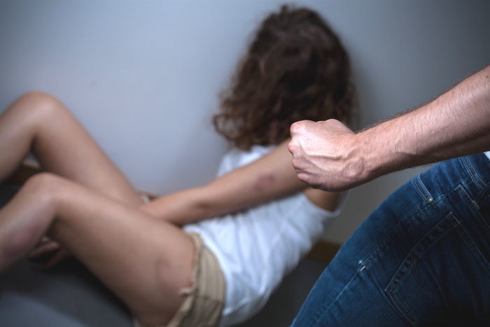 여친 차로 들이받고 척추뼈 부러뜨려...‘데이트 폭력’ 20대, 징역 8개월 선고