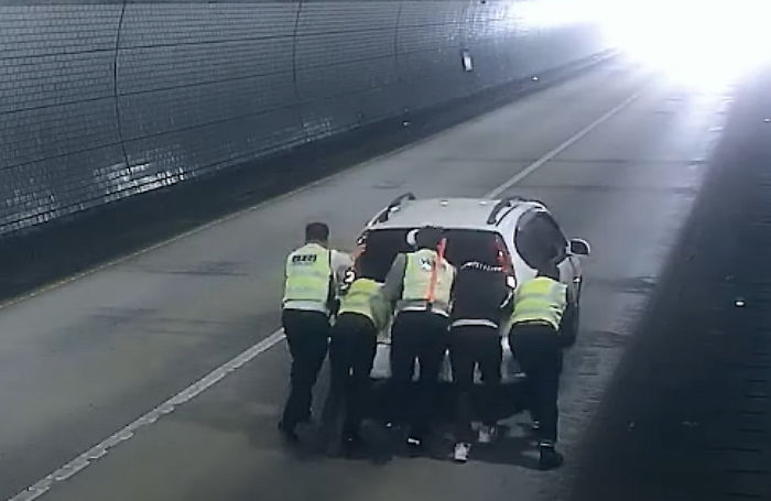 터널에서 멈춰 선 차 발견하고 ‘슈퍼맨’처럼 등장해 차 밀어주고 사라진 환경미화원들 (영상)