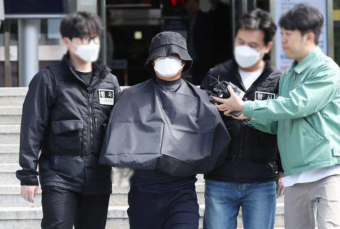 “하다하다 가운을 입혀주네”...살해 피의자가 입은 ‘신상’ 수갑 가리개에 비판 쏟아져