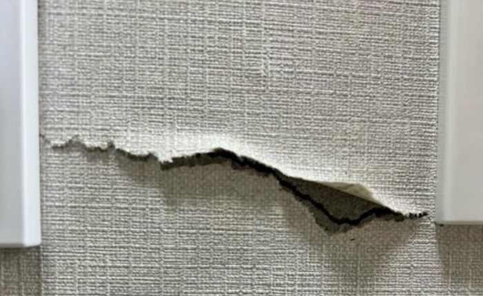 ‘붕괴’ 우려 연대 기숙사, 내부 곳곳 벽면 ‘균열’도 생기고 있다