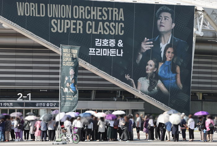 “마녀사냥당해, 아들 같아서 측은해”...김호중 콘서트장 찾아 환호·떼창 응원 보낸 찐팬들