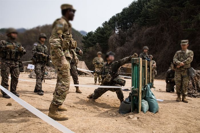 “뒤로, 안전핀만 던진 훈련병도 있었다”...아찔했던 순간 경험한 ‘수류탄 교관’들의 증언