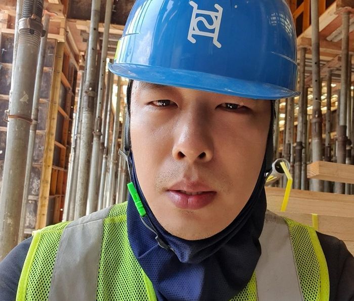 ‘건설 현장’서 일한다던 김동성 새로운 근황...포크레인에 앉아 ‘햄버거’ 먹방 (사진)