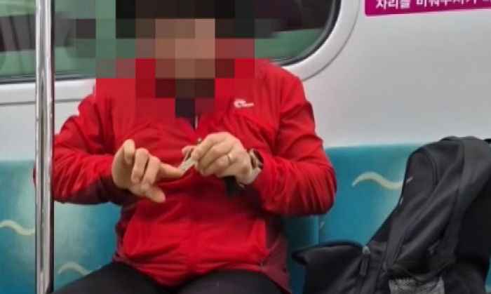 인천 지하철서 손톱 깎더니 바닥에 그대로 버린 ‘손톱 빌런’ 아줌마 (영상)