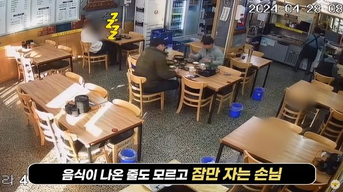 국밥 시켜놓고 졸던 손님 체포한 경찰, ‘센스甲’이란 칭찬 쏟아지고 있다 (영상)