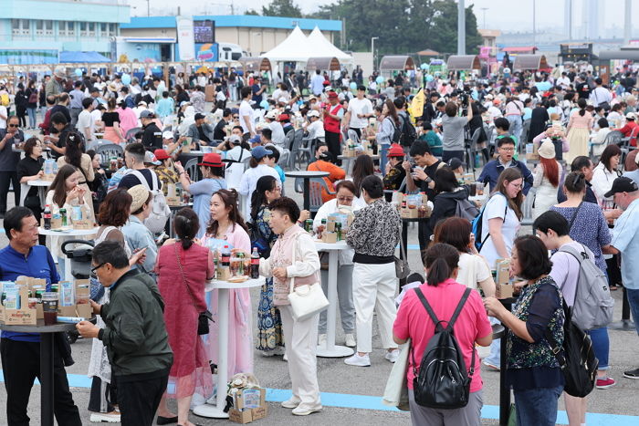 “닭강정 6000마리 튀겨 달라고요?”...외국인 관광객 12000명 모인 인천 ‘치맥’ 파티