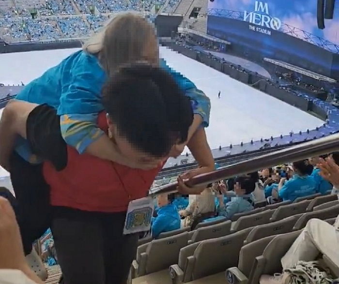 거동 힘든 어르신팬 보자마자 직접 업어서 자리 안내해준 임영웅 콘서트 진행요원 (영상)