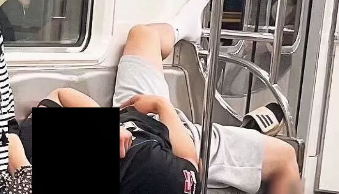 지하철 6호선서 좌석 3칸 차지한 뒤 ‘쩍벌’하고 꿀잠자는 문신남