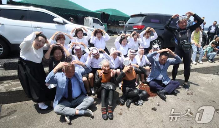 “죽어서도 바다에서 물질할래요”...사상 처음 ‘공식 은퇴식’  선물받은 제주 해녀들