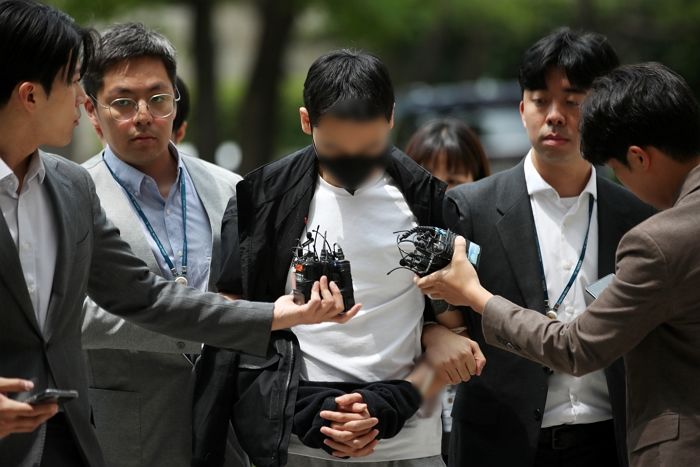 경복궁 낙서 사주 ‘이팀장’ 경찰 조사받던 중 도주...경찰 추적 중