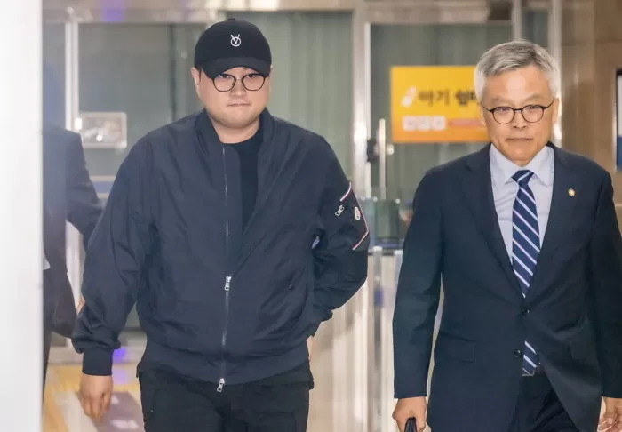 지난 21일 경찰 조사 후 모습을 드러낸 김호중 / 뉴스1