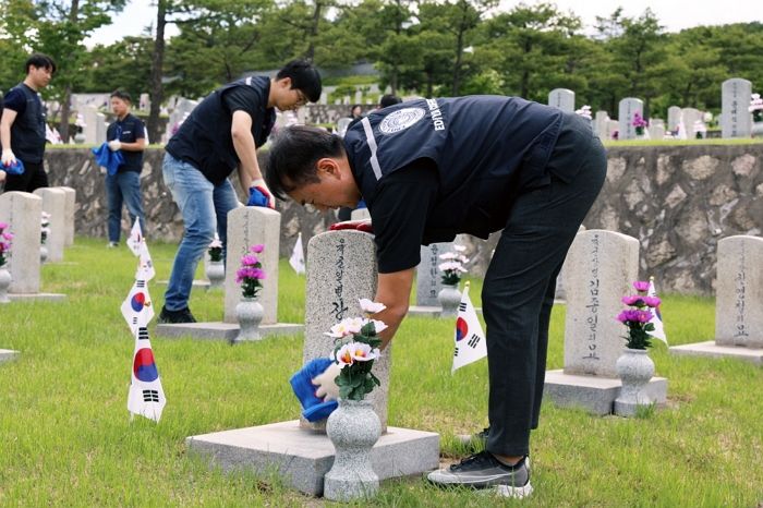 이디야커피, 6월 호국보훈의 달 앞두고 국립현충원 봉사활동 진행