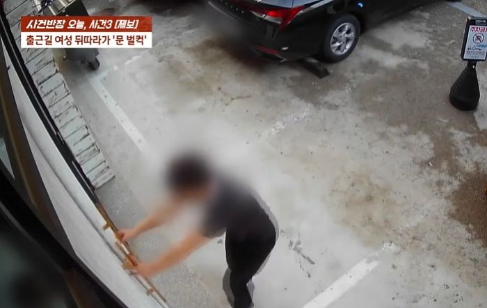 “문열어 X발”...아침 출근하던 여성 뒤쫓아 사무실 침입한 20대 만취남 (영상)