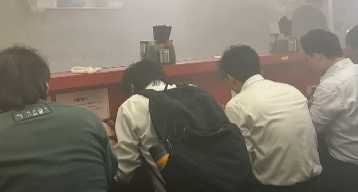 “얼마나 맛있으면...” 불길 치솟는데도 젓가락질 멈추지 않는 유명 라멘집