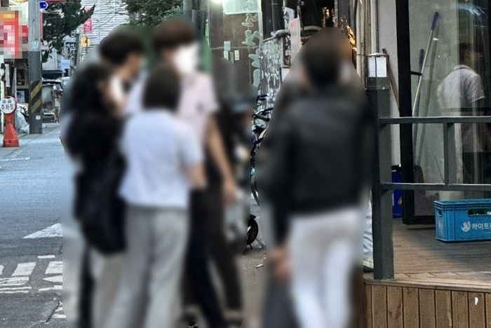 대낮에 교복 입고 담배 피우는 10대들로 가득한 요즘 잠실 먹자거리 상황