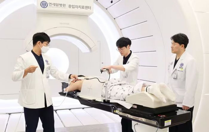 7000만원 비용에도 하루 문의 200통...암세포만 골라 죽이는 ‘꿈의 암 치료’ 시작