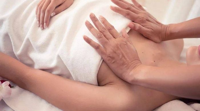 마사지하다 여성 손님 허벅지 안쪽에 손 넣은 마사지사 “마음이 가서...”