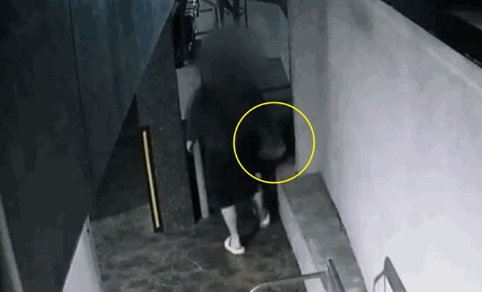 주변 살피더니 ‘슬쩍’...남의 집 앞에 먹다남은 ‘치킨·감튀’ 버리고 튄 남성 (영상)