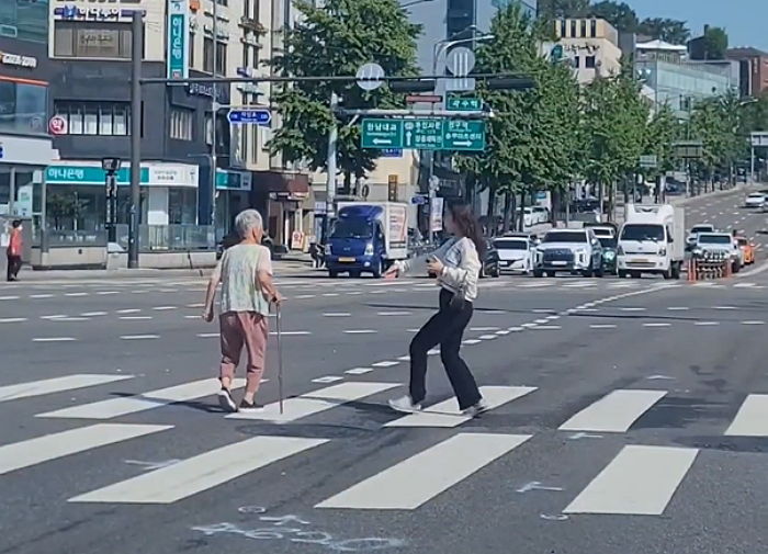 약수역 횡단보도 한복판에 고립된 어르신 구하러 달려온 여성...손 꼭 잡고 길 건넜다 (영상)