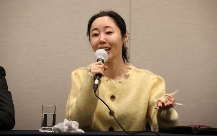 민희진이 2차 기자회견서 입은 ‘노란색 카디건’, 리셀까지... 활짝 웃은 일본 패션 브랜드