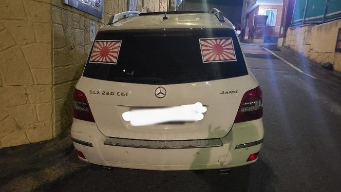 인천 서구 마전동서 발견된 논란의 ‘욱일기 벤츠’...“불법주차로 통행방해하고 있어”