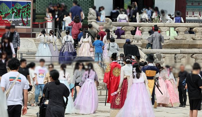 “경복궁서 퓨전한복 이제 못 입나요?”...한복대여 단속한다는 소식에 시민들이 보인 반응