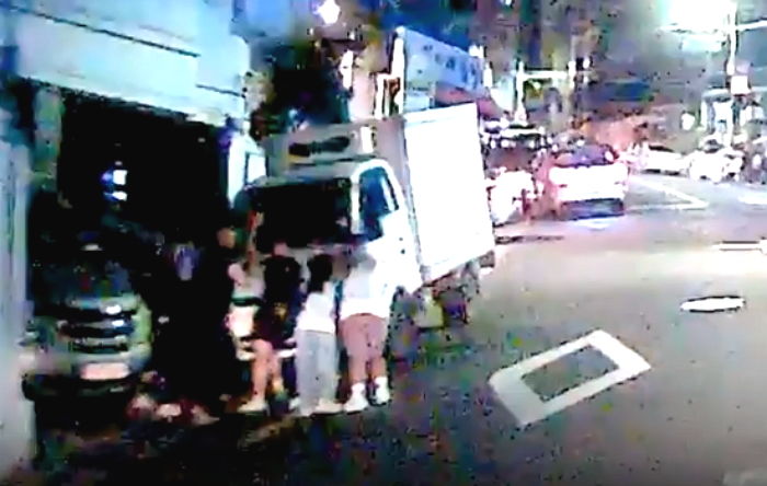 급경사에 주차된 트럭 미끄러지자 달려가 온몸으로 막고 버틴 고2 학생들
