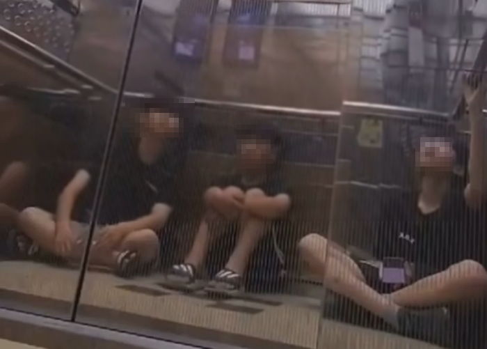 엘리베이터에 갇힌 아이들 구해줬는데...“나와” 반말했다고 욕 먹는 소방관