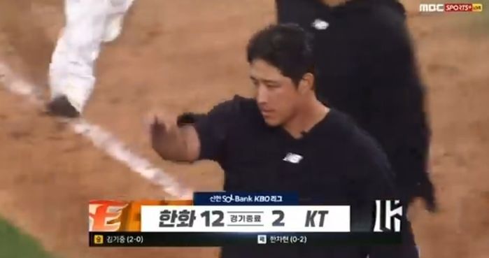 10점차 앞서는데 한화 투수가 ‘삼진 세리머니’ 하자 경기 후 “야, 너 이리와봐” 소리친 황재균 (영상)