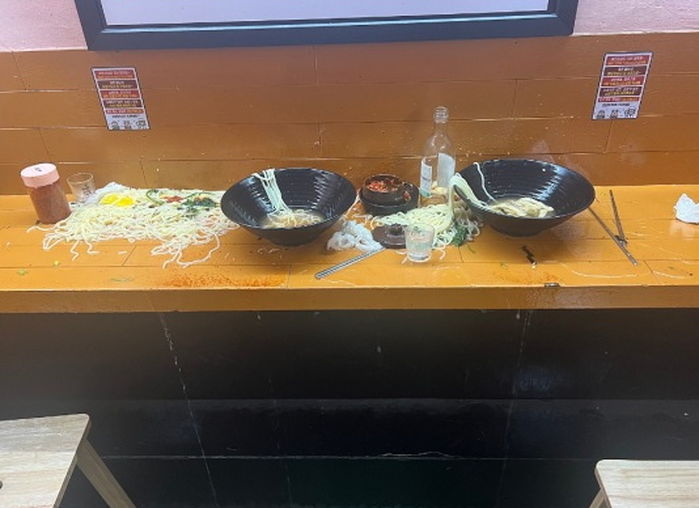 우동 두 그릇·소주 테이블에 붓고 행패 부린 ‘진상 커플’에 눈물 짓는 사장님